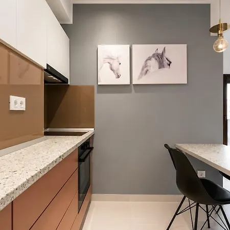 Luxury With Balcony & Views 아파트