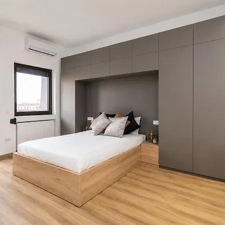 Luxury With Balcony & Views 아파트 *